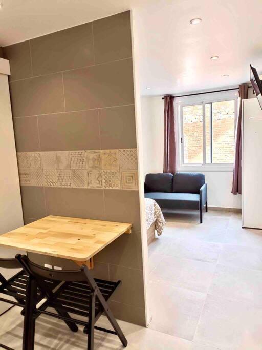 Estudios Hl Frente Al Metro Barcelona-Aeropuerto โอสปิตาเล็ต เดอ โยเบรกัต ภายนอก รูปภาพ