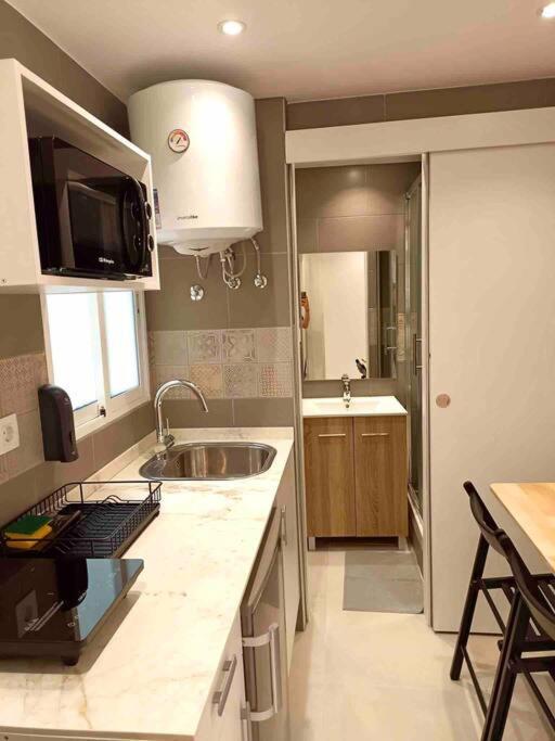 Estudios Hl Frente Al Metro Barcelona-Aeropuerto โอสปิตาเล็ต เดอ โยเบรกัต ภายนอก รูปภาพ