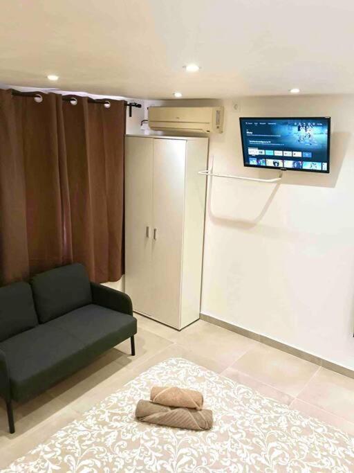 Estudios Hl Frente Al Metro Barcelona-Aeropuerto โอสปิตาเล็ต เดอ โยเบรกัต ภายนอก รูปภาพ