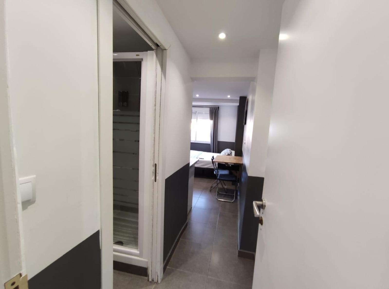Estudios Hl Frente Al Metro Barcelona-Aeropuerto โอสปิตาเล็ต เดอ โยเบรกัต ภายนอก รูปภาพ
