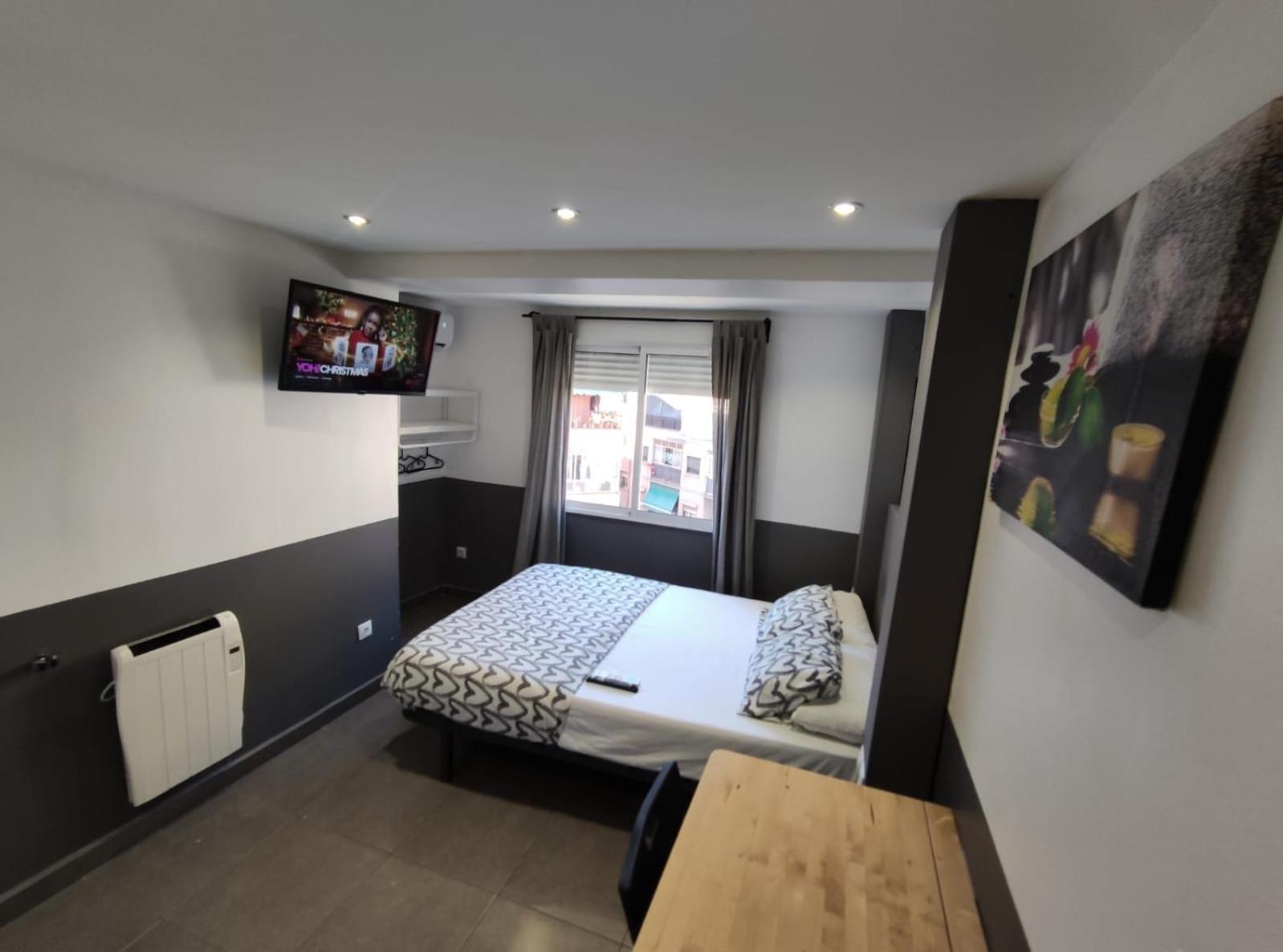 Estudios Hl Frente Al Metro Barcelona-Aeropuerto โอสปิตาเล็ต เดอ โยเบรกัต ภายนอก รูปภาพ