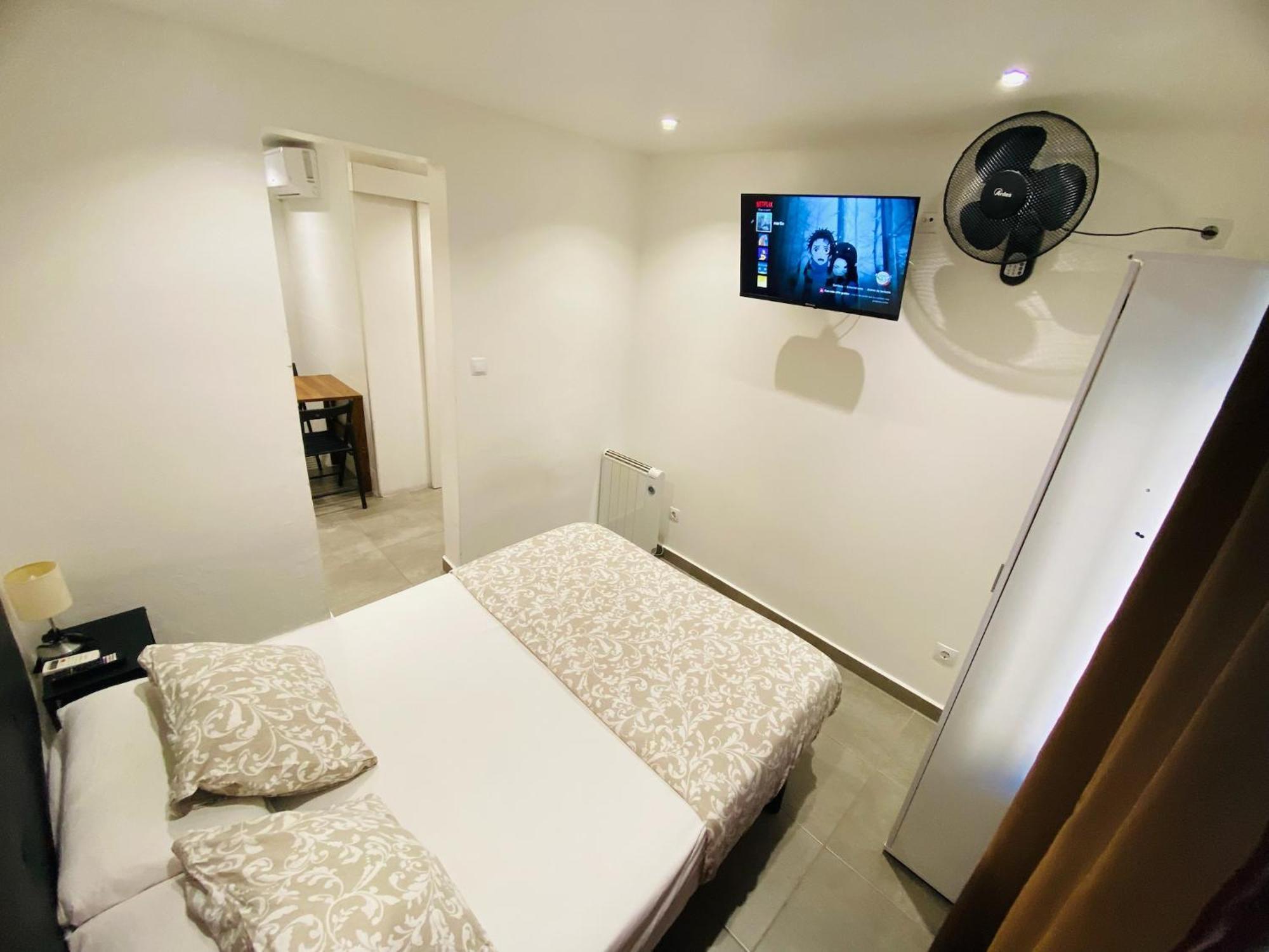 Estudios Hl Frente Al Metro Barcelona-Aeropuerto โอสปิตาเล็ต เดอ โยเบรกัต ภายนอก รูปภาพ