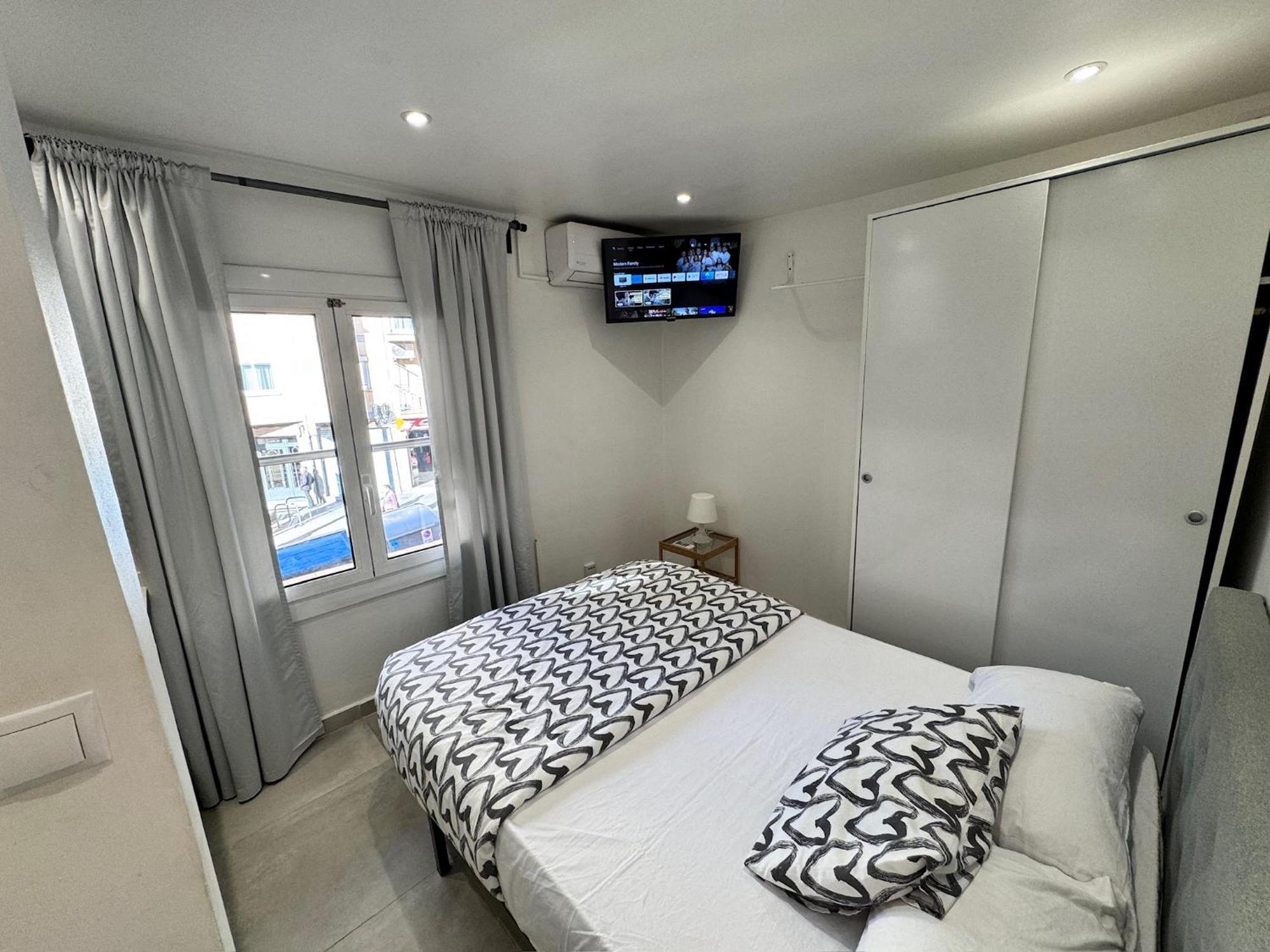 Estudios Hl Frente Al Metro Barcelona-Aeropuerto โอสปิตาเล็ต เดอ โยเบรกัต ภายนอก รูปภาพ